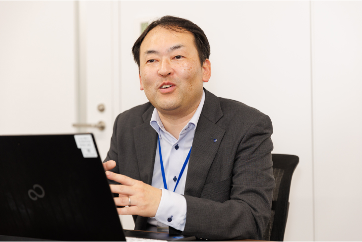 （国内営業本部　オペレーションセンター　第一課　第二グループ　グループ長　五郡 様）